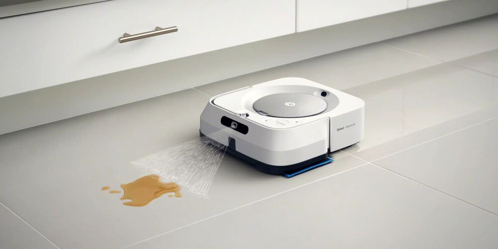 Un Roomba m6 nettoyant du liquide sur un sol